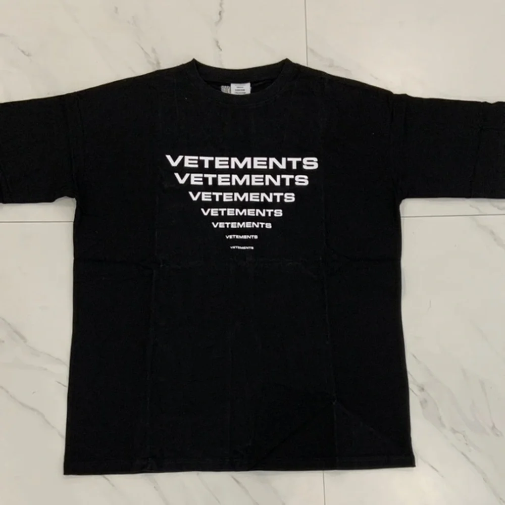 Vetements Black Tee Pyramid Logo Men’s size Large